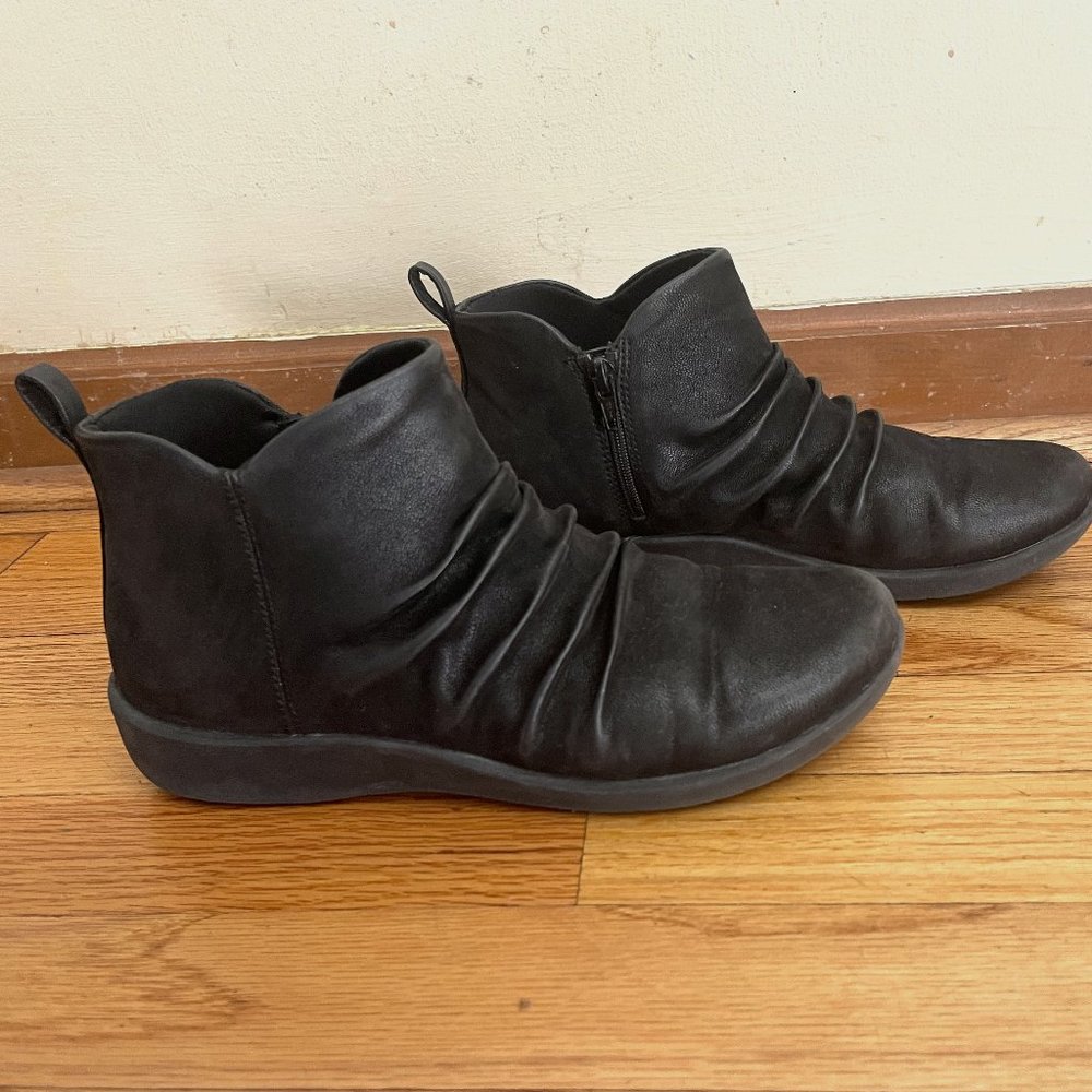 Clark's Women's Cloud Stepper Boots, size 7.5 black